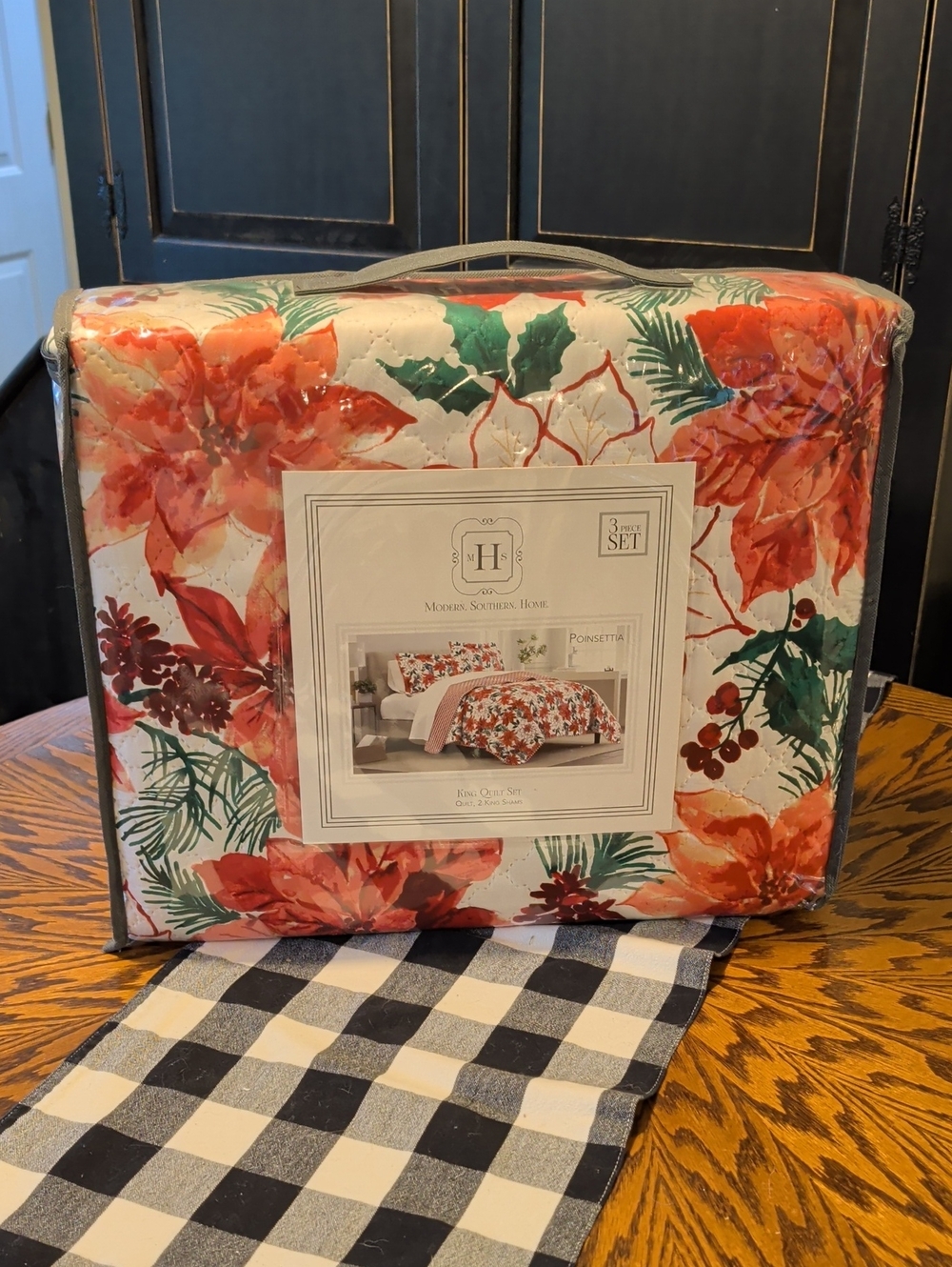 Poinsettia Floral Holiday Comforter Set in Red & Green